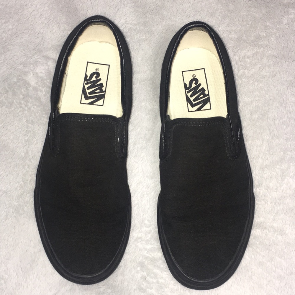 ALL BLACK SLIP ON VANS